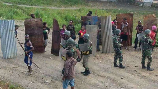 Polisi antihuru-hara melerai bentrokan dua kelompok massa pendukung pasangan calon bupati dan wakil bupati di Kabupaten Intan Jaya, Papua, pada Jumat 24 Februari 2017.