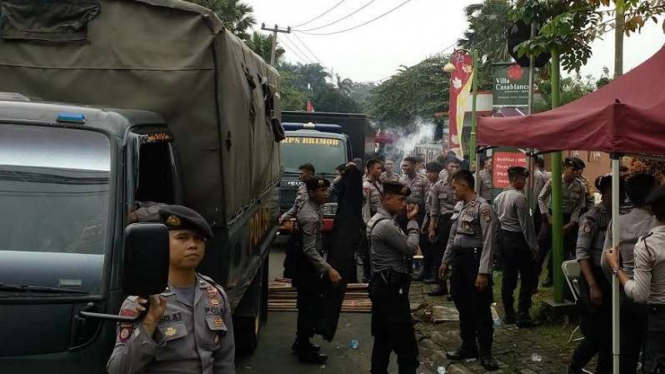 Ilustrasi polisi siaga di depan tempat ibadah Ahmadiyah