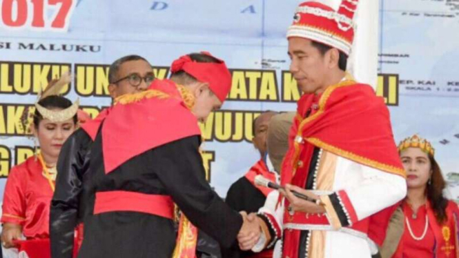 Presiden Jokowi mendapat gelar kehormatan di Ambon.