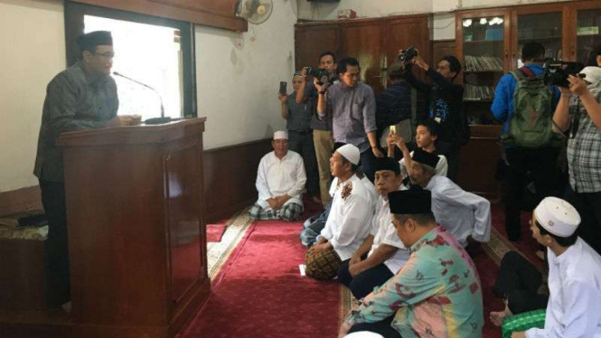 Wakil Gubernur DKI Jakarta, Djarot Saiful Hidayat, saat menyambangi Masjid Al-Waqfiyah, 24 Februari 2017.