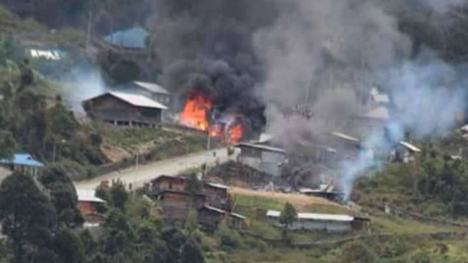 Sejumlah rumah warga dibakar dalam peristiwa bentrokan dua kelompok massa pendukung pasangan calon bupati dan wakil bupati di Kabupaten Intan Jaya, Papua, pada Jumat, 24 Februari 2017.