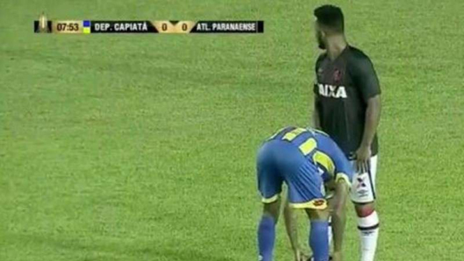 Pemain Deportivo Capiata, Julio Irrazabal menjahili pemain lawan