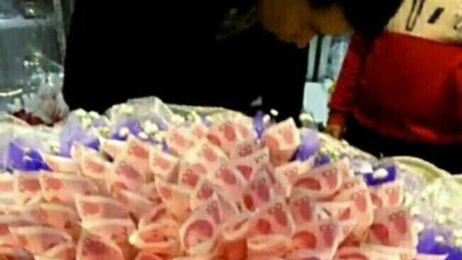 Buket bunga yang dibuat dari cek senilai 18 juta rupiah.