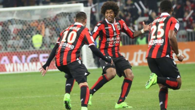 Para pemain OGC Nice rayakan gol Mickael Le Bihan