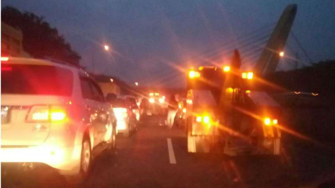 Kecelakaan beruntun di Tol Cikampek arah Bandung