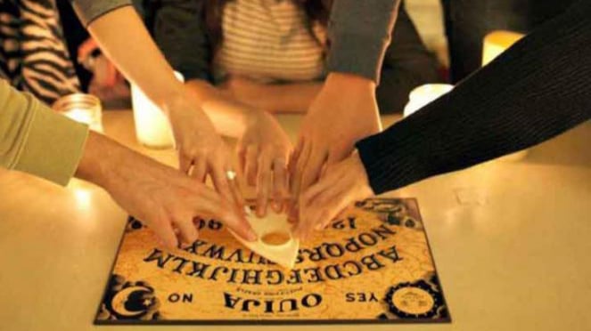 Permainan Papan Ouija.