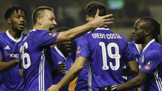 Para pemain Chelsea merayakan gol Diego Costa (19)