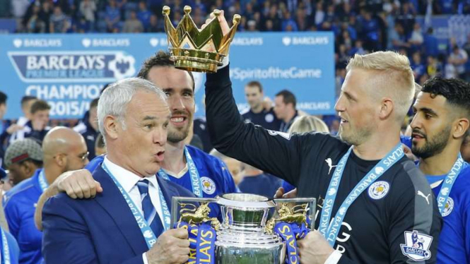 Claudio Ranieri (kiri) dan Kasper Schmeichel (kanan)