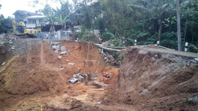 Jalan nasional Kabupaten Cirebon-Kabupaten Kuningan terputus akibat longsor