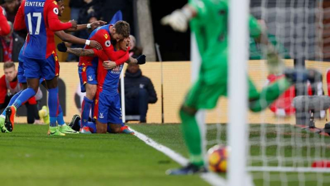 Pemain Crystal Palace rayakan gol.