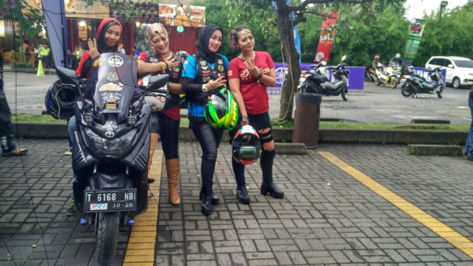 Lady bikers yang ikut memeriahkan acara Maxi Yamaha Day di Bandung, Jawa Barat.