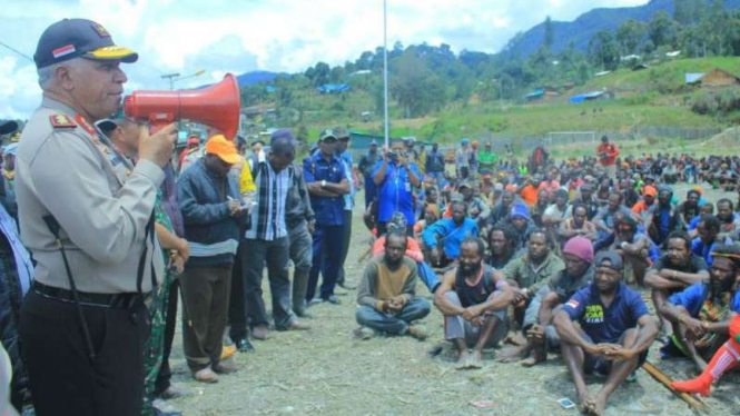 Kepala Polda Papua, Inspektur Jenderal Polisi Paulus Waterpauw, menenangkan massa pendukung calon bupati Intan Jaya pada Minggu, 26 Februari 2017.