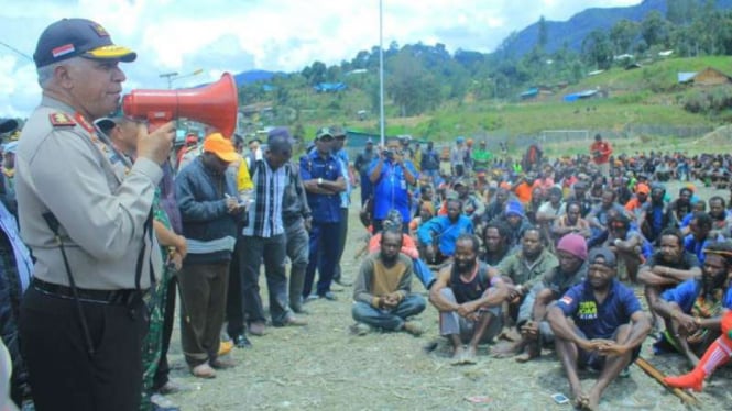 Kepala Polda Papua, Inspektur Jenderal Polisi Paulus Waterpauw, menenangkan massa pendukung calon bupati Intan Jaya pada Minggu, 26 Februari 2017.