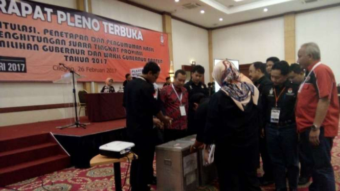 KPU Banten menggelar rapat pleno rekapitulasi perolehan suara Pilkada Banten di Kota Cilegon pada Minggu, 26 Februari 2017.