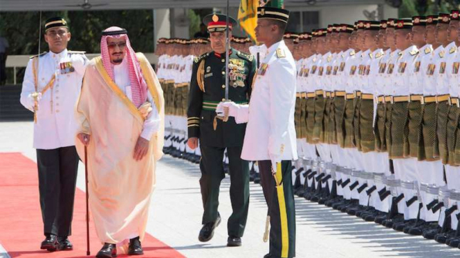 Raja Salman dari Arab Saudi tiba di Kuala Lumpur, Malaysia, Minggu, 26 Februari 2017.