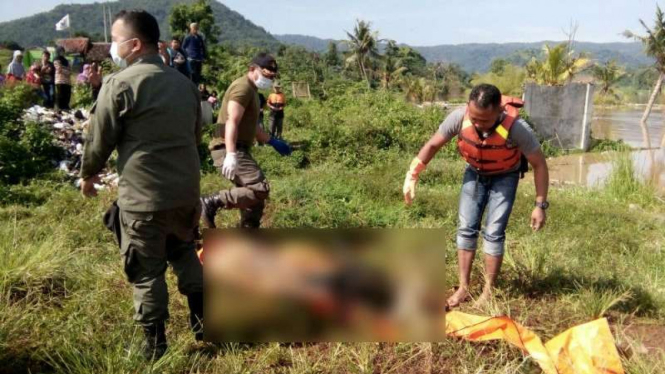 Jasad seorang korban banjir yang terbawa arus sungai di Kabupaten Garut, Jawa Barat, ditemukan di kawasan Waduk Jatigede, Kabupaten Sumedang, pada Minggu, 26 Februari 2017.