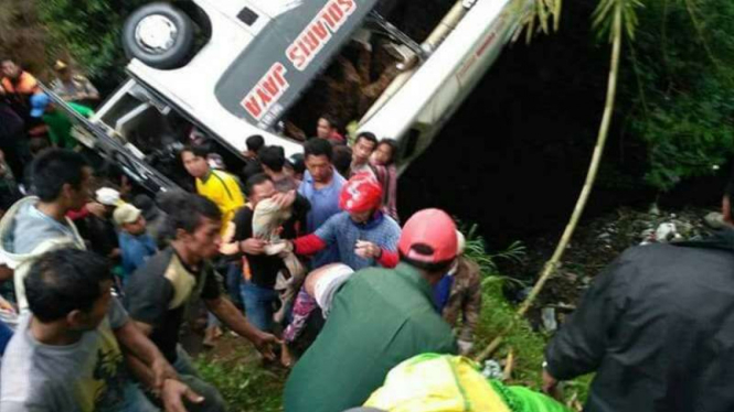 Bus pariwisata Solaris Jaya jatuh ke jurang di Karanganyar, Jawa Tengah.