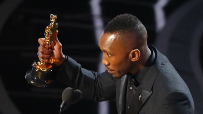 Pemenang Aktor Pendukung Terbaik Oscar 2017 Mahershala Ali.