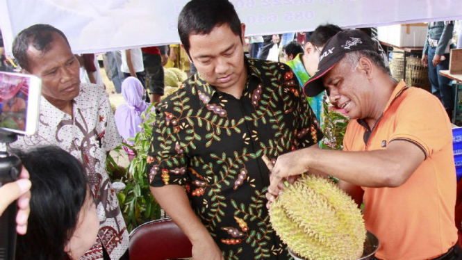 Wali Kota Semarang meninjau stand durian unggul