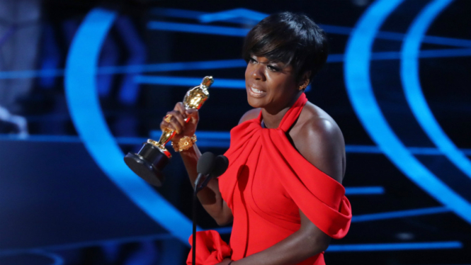 Pemenang Aktris Pendukung Terbaik Oscar 2017 Viola Davis.