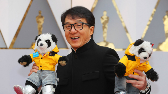 Jackie Chan membawa boneka panda dalam acara Oscar 2017.
