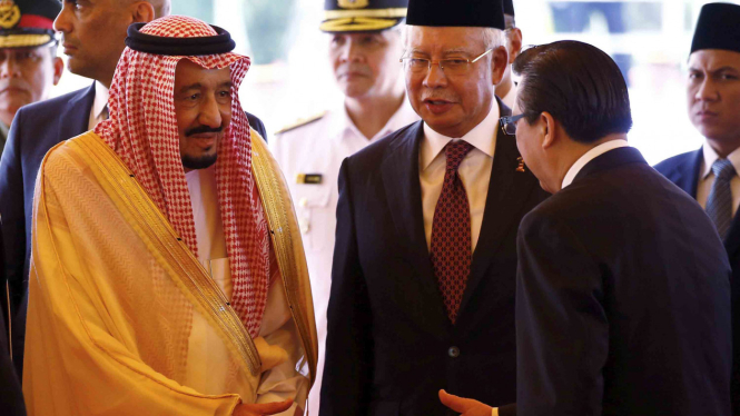 Raja Salman dari Arab Saudi bersama dengan PM Najieb Tun Razak dalam kunjungannya ke Malaysia.