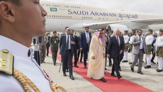 Raja Arab Saudi, Salman Abdulaziz al-Saud, dan rombongan saat tiba di Malaysia Senin kemarin. 