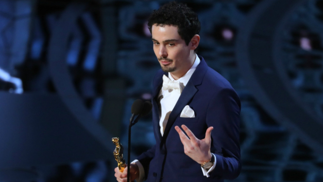  Damien Chazelle menerima Piala Oscar 2017 untuk kategori Sutradara Terbaik