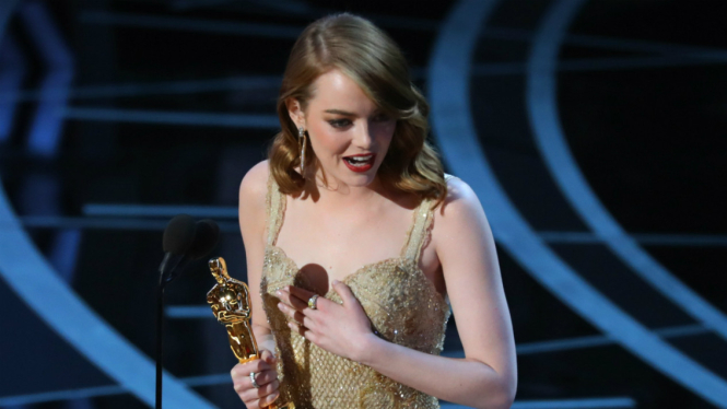 Emma Stone meraih Piala Oscar 2017 untuk kategori Aktris Terbaik