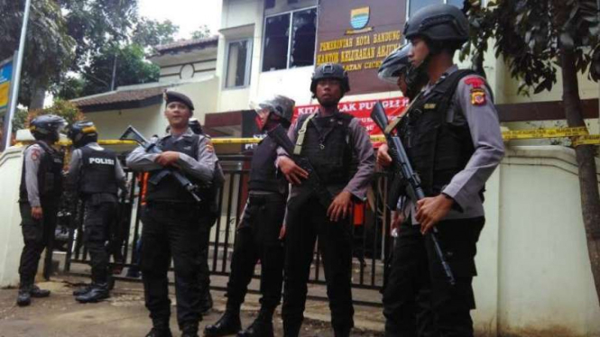 Kepolisian berjaga di lokasi teror bom di Cicendo, Bandung, Jawa Barat, Senin (27/2/2017).