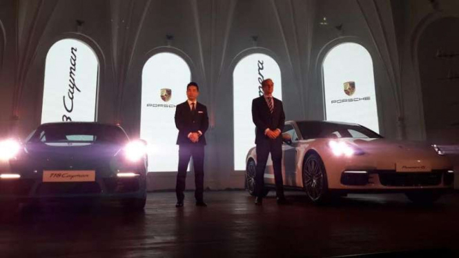 Dua mobil mewah Porsche meluncur di Indonesia