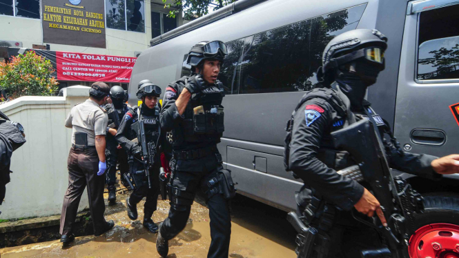 Tim Detasemen Khusus 88 Antiteror saat melakukan penangkapan terhadap pelaku teror di Cicendo Bandung Jawa Barat beberapa waktu lalu
