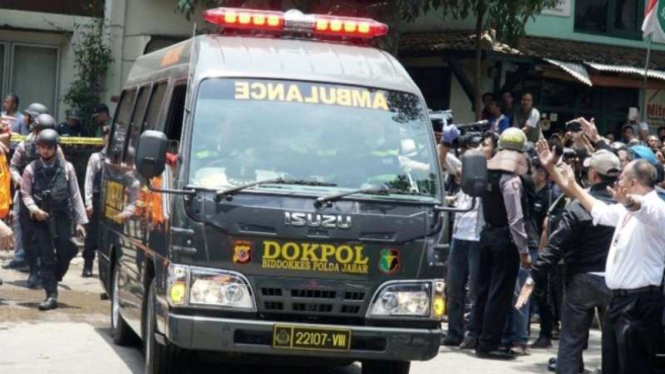 Ambulans membawa jenazah terduga teroris bom panci di Cicendo Bandung