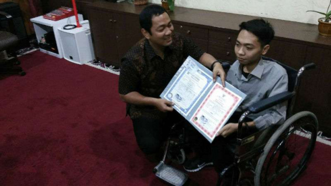 Muhammad Zulfikar Fauzi, penyandang disabilitas, bertemu Wali Kota Semarang, Hendrar Prihadi, di kantornya pada Selasa, 28 Februari 2017.
