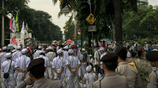 Massa pro dan kontra Ahok memenuhi jalan di sekitar Kementerian Pertanian