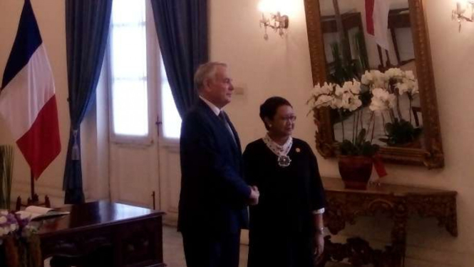 Menteri Luar Negeri Prancis, Jean-Marc Ayrault (kiri) mengunjungi Menlu RI, Retno Marsudi, di Jakarta.