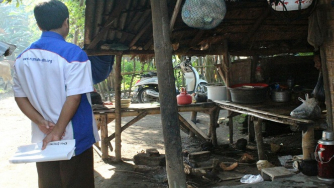 Tim Rumah Yatim saat memberikan bantuan.