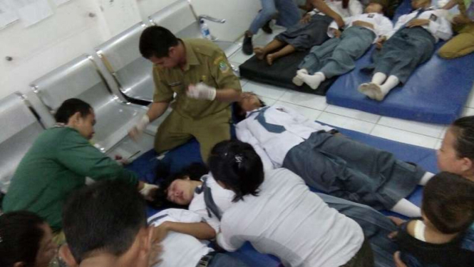 Sejumlah siswa SMAN 1 Muaragembong yang menjadi korban luka ambruk ruang kelas
