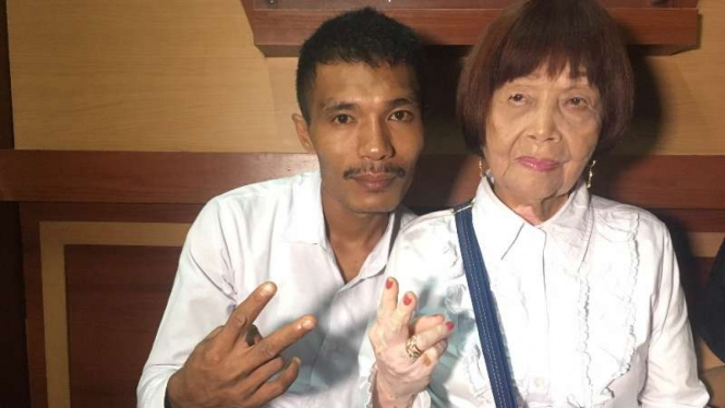 Martha Potu (82) dan Sofyan Loho Dandel (28) jadi buah bibir di media sosial.