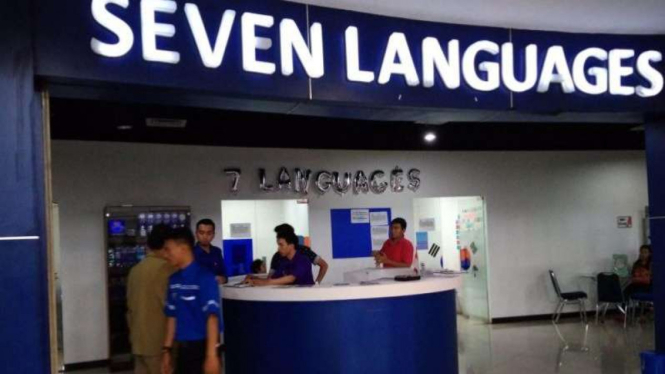 Lembaga pendidikan bahasa Seven Languages di Mal Cipinang, Jakarta.
