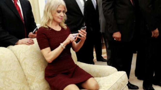 Beginilah aksi duduk penasihat senior Trump Kellyane Conway yang menuai kecaman.