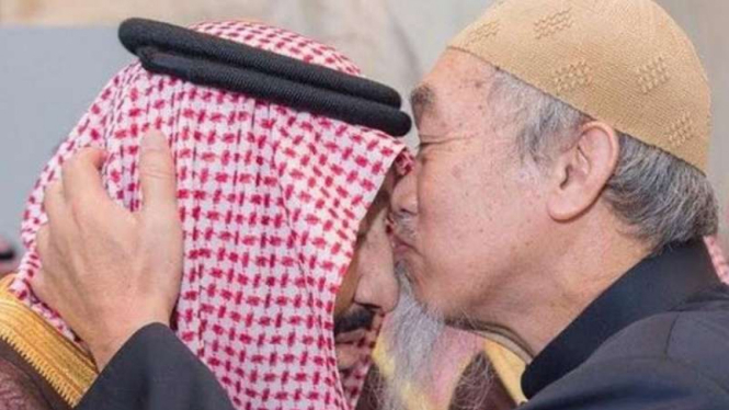 Pria China ini cium Raja Salman sebagai bentuk rasa cintanya.