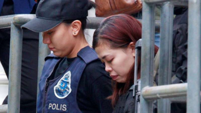 Siti Aisyah dalam pengawalan polisi di pengadilan Sepang, Malaysia.