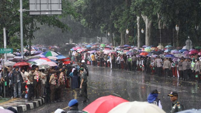 Hujan di Kota Bogor beberapa waktu lalu. Bogor hari ini diprakirakan kembali hujan disertai petir. 