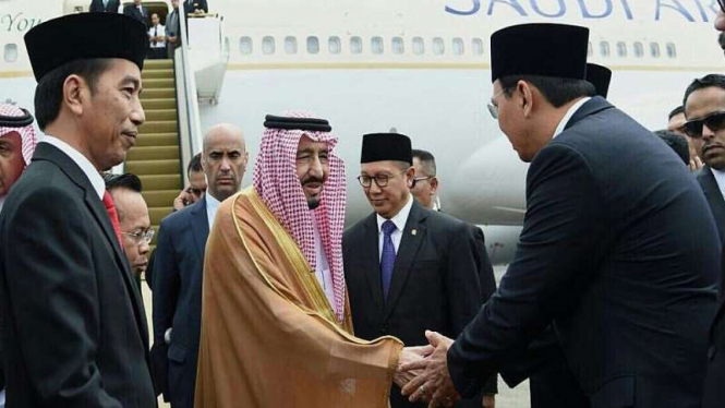 Gubernur DKI Basuki Tjahaja Purnama (Ahok) menyambut kedatangan Raja Salman, Rabu, 1 Maret 2017.