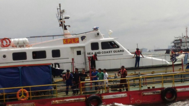 Personel KPLP DKI Jakarta saat tangkap kapal tangker ilegal (ilustrasi)