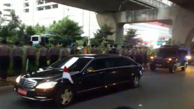 Kendaraan Raja Salman tiba di Hotel Raffles Kuningan, Jakarta Selatan.