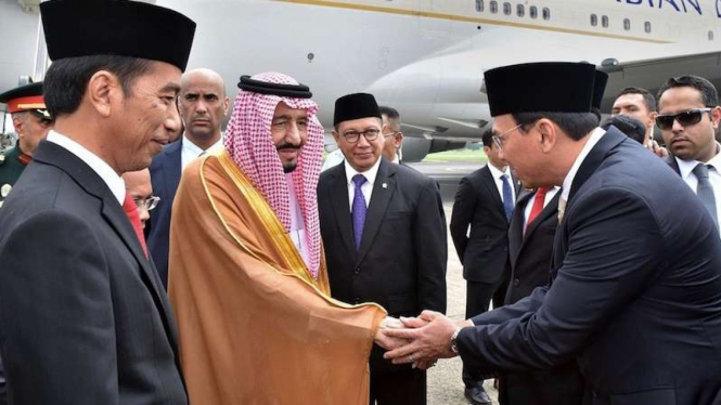 Presiden Joko Widodo (kiri) bersama Menteri Agama Lukman Hakim Saefuddin (kedua kanan) menyaksikan Gubernur DKI Jakarta, Basuki Tjahaja Purnama, (kanan) menyambut kedatangan Raja Arab Saudi, Salman bin Abdulaziz Al-Saud, di Jakarta, 1 Maret 2017.