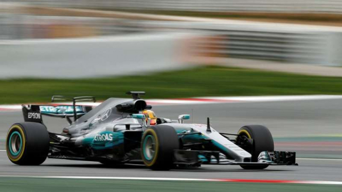 Pembalap Tim Mercedes, Lewis Hamilton.