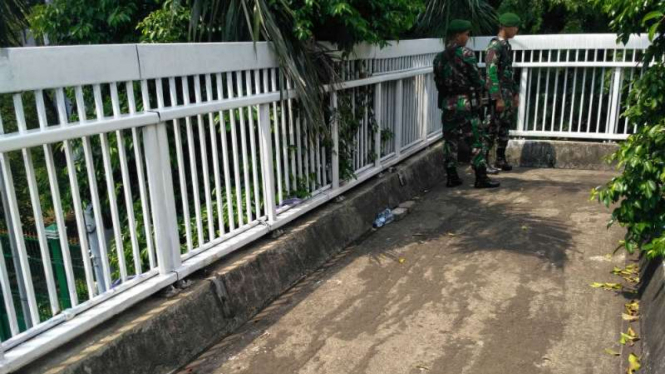 Anggota TNI berjaga di jembatan penyeberangan depan gedung DPR